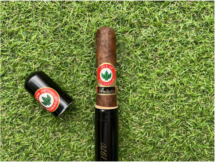 Joya de Nicaragua Antaño 1970 Robusto Sampler de 3 tubos